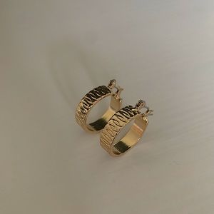 GOLD SMALL HOOPS - FOREVER 21